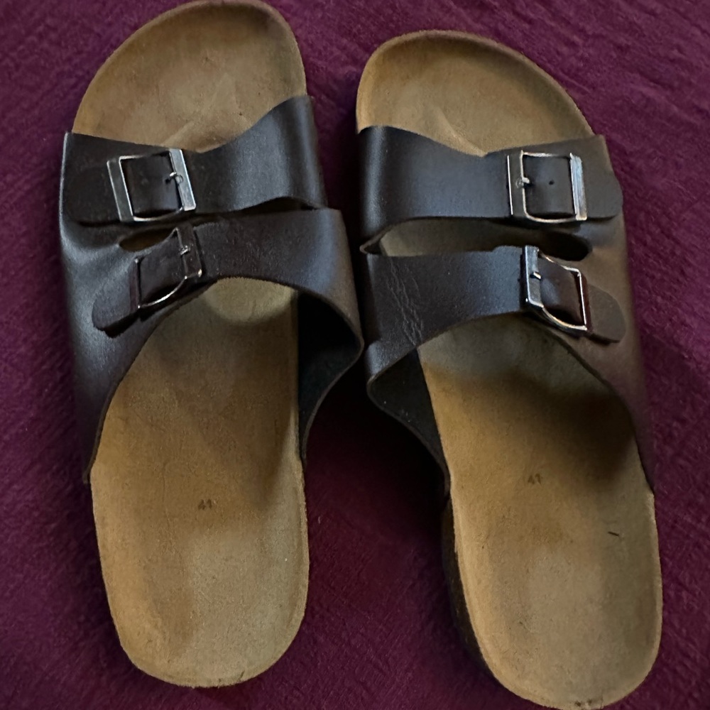 2 strap buckle sandals